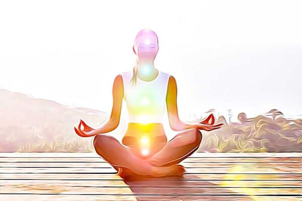 7 chakras lumineux sur femme en position de méditation