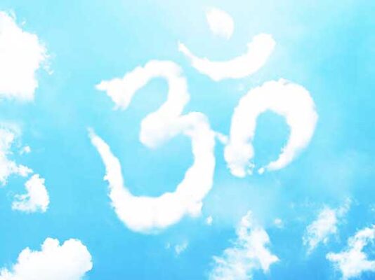 mantra bouddhiste aum nuage et ciel bleu