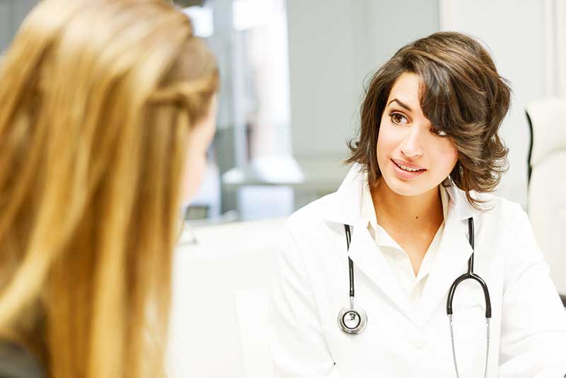 Une femme docteur consulte un patient