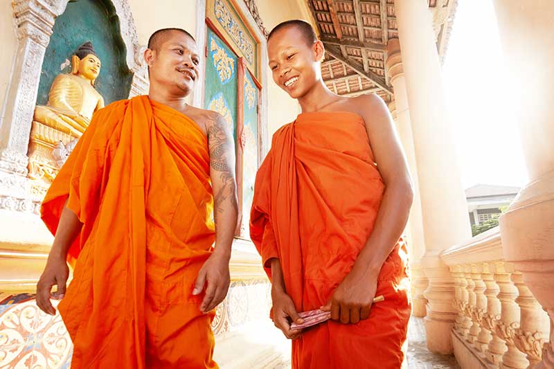 deux moines bouddhistes appliquant le dharma